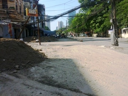 Bài 5: Thêm dự án cải tạo hệ thống thoát nước dở dang khiến người dân lắc đầu ngao ngán - 4 Người dân khốn đốn bởi sự ô nhiễm do việc thi công ì ạch.