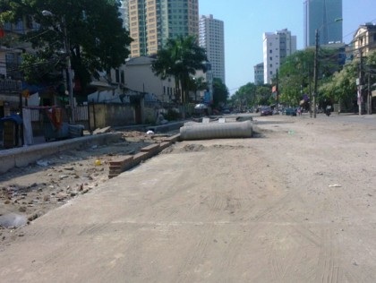 Bài 5: Thêm dự án cải tạo hệ thống thoát nước dở dang khiến người dân lắc đầu ngao ngán - 3 Người dân khốn đốn bởi sự ô nhiễm do việc thi công ì ạch.