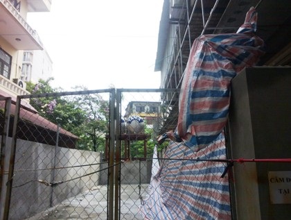 "Phong tỏa” hành lang lưu không, UBND phường Cống Vị bị người dân khiếu nại - 1 Phong tỏa” hành lang lưu không, UBND phường Cống Vị bị người dân khiếu nại