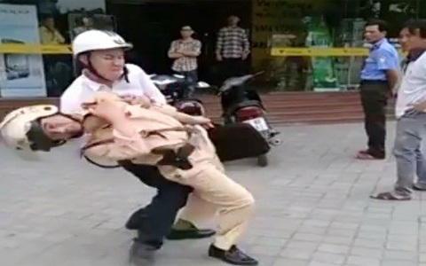 Vụ CSGT bị đánh: Vì sao người dân đứng nhìn? - 1 Bảo vệ
của siêu thị đứng chắp tay sau đít nhìn CSGT bị đánh.