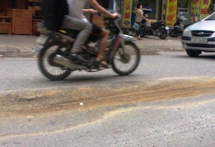 Bài 1: Thi công dự án thoát nước Hà Nội: đào đường rồi “vá víu” tạm bợ? - 4 Những ổ gà tiềm ẩn khi đoạn đường bị đào lên rồi vá víu tạm bợ.
