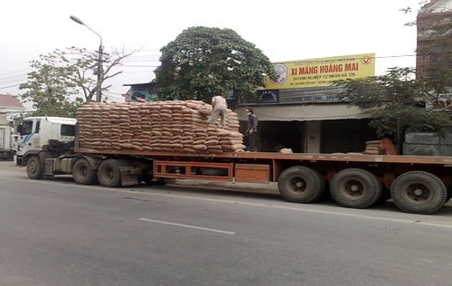 Vận chuyển xi
măng trên đường.