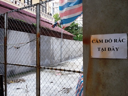 Ai "bật đèn xanh" cho xây dựng trái phép? - 5 Công trình xây kiên cố và có cổng
sắt được khoá trái. Ảnh: Hoàng Lan