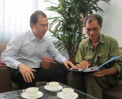 Luật sư kiến nghị xem xét trách nhiệm thẩm phán không mở phiên tòa vẫn tạm đình chỉ vụ án - 2 Luật sư Trương Anh Tú (trái) tư vấn pháp luật cho ông Nguyễn Văn Bắc về sự việc.