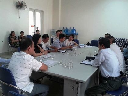 Hàng loạt sai phạm tại công trình "khủng" không phép "mọc" trên nóc chung cư - 1 Đoàn kiểm tra liên ngành làm việc tại tòa chung cư mọc công trình khủng trên nóc.