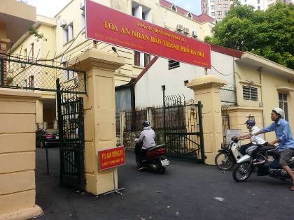 Bài 59: Phát lộ nhiều bất thường trong việc bán đấu giá nhà 194 phố Huế - 10 Bảo vệ TAND TP Hà Nội cho biết đúng 9h, tòa sẽ mở cửa làm
việc.
