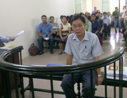 Bài 59: Phát lộ nhiều bất thường trong việc bán đấu giá nhà 194 phố Huế - 9 Bị cáo Trịnh Nɧọc Chung thất thần tại phiên tòa xét xử sáng nay 7/7.