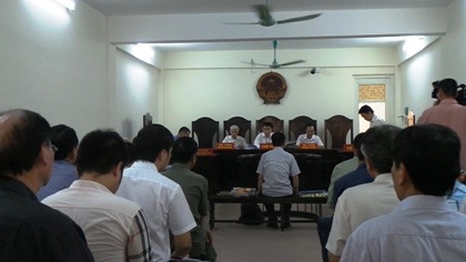 Bài 59: Phát lộ nhiều bất thường trong việc bán đấu giá nhà 194 phố Huế - 7 Phiên tòa xét xử bị cáo Trịnh Ngọc Chung chật kín người tham dự.
