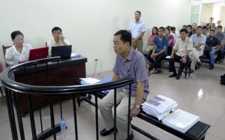 Bài 62 kỳ án 194 phố Huế: Tuyên phạt bị cáo Trịnh Ngọc Chung 30 tháng tù treo - 4 TrịnŨ Ngọc Chung đối diện với mức án bị đề nghị từ 5 - 6 năm tù.