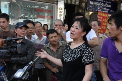 Bài 56 vụ 194 phố Huế: Hệ thống hành vi phạm tội của bị cáo Trịnh Ngọc Chung - 1 Vụ cưỡng chế thi hành án trái pháp luật ngôi nhà 194 phố Huế gây bức xúc dư luận.