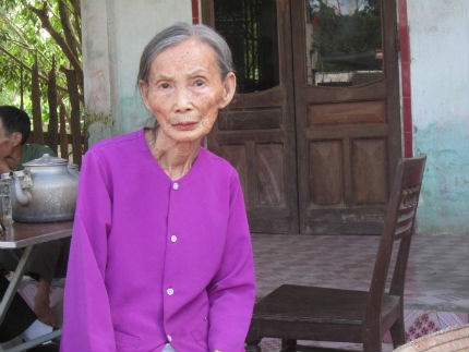 Bà Liên “dài cổ” chờ xin lại Bằng Tổ ghi công của em mình.