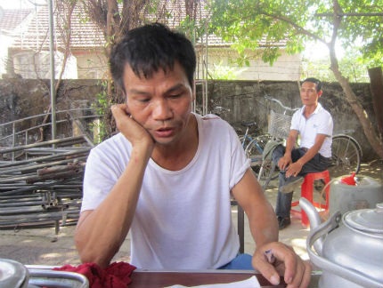 Ông Đinh Sỹ Khoa đang trao đổi với phóng viên .