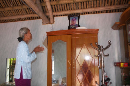 Đứa cháu bất hiếu đập bàn thờ liệt sĩ, đuổi bà ngoại khỏi nhà tình nghĩa - 3 Bà Hảo đem theo di ảnh và bàn thờ chồng.