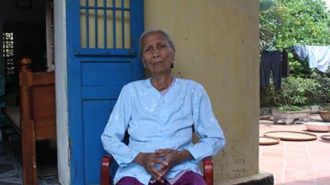 Đứa cháu bất hiếu đập bàn thờ liệt sĩ, đuổi bà ngoại khỏi nhà tình nghĩa - 1 Bà Hảo sống một mình tại căn nhà hoang mới sửa.