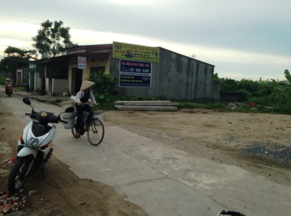 Quận ủy quận Hà Đông khẳng định sẽ xử lý dứt điểm vi phạm đất đai ở phường Phú Lương - 2 Người dân bức xúc về cách xử lý sai phạm thiếu công bằng tại quận Hà Đông.