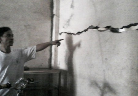 Người nhà bà Rảnh chỉ vết nứt xuất hiện trên tường nhà sau khi ông Đông xây dựng nhà.