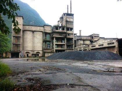 Hoang lạnh nhà máy xi măng lớn nhất tỉnh Hà Giang.