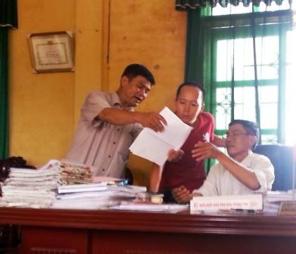 Ông Bùi Duy Nhất (bên trái) và ông Phạm Văn Báu (bên phải) cho rằng đây là bản hợp đồng giả mạo.