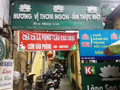 UBND phường Hàng Bài bị "tố” giả mạo chữ kí của người dân để quy kết sai phạm - 3 Khu vực UBND phường Hàng Bài căn cứ vào biên bản vi phạm yêu cầu gia đình ông Minh tháo dỡ.
