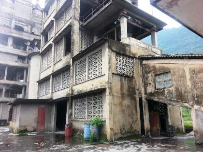 Hoang lạnh nhà máy xi măng lớn nhất tỉnh Hà Giang phía sau lời kêu cứu của cả trăm công nhân - 3 Cỏ dại đã mọc lút đầu trong khuôn viên nhà máy.