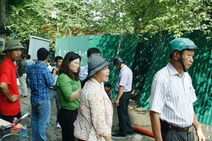 Người đàn ông tự xưng đại diện chính quyền vội vã bỏ đi bị người dân truy vấn.