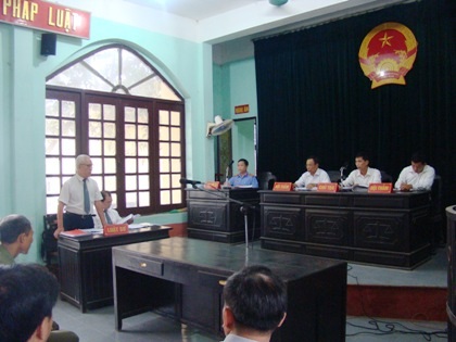 Một phiên xét xử của TAND huyện Đại từ vụ dân kiện chủ tịch huyện.