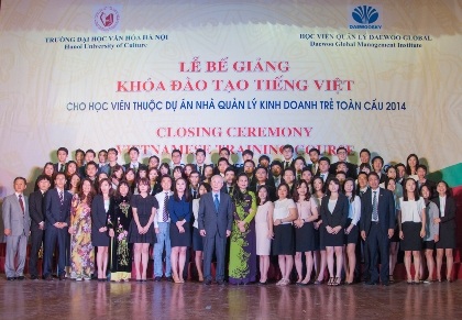 Kết thúc khóa đào tạo ngôn ngữ, văn hóa Việt đầu tiên cho sinh viên Hàn Quốc - 4 Các sinh viên chụp ảnh lưu niệm cùng các thầɹ cô giáo trong buổi lễ bế giảng.