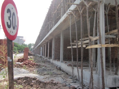 Cận cảnh hàng chục ki ốt "mọc" trên hệ thống thủy lợi Bắc Đuống - 4 Những hệ lụy khôn lường khiến nhân dân vừa bức xúc vừa vô cùng hoang mang lo lắng.