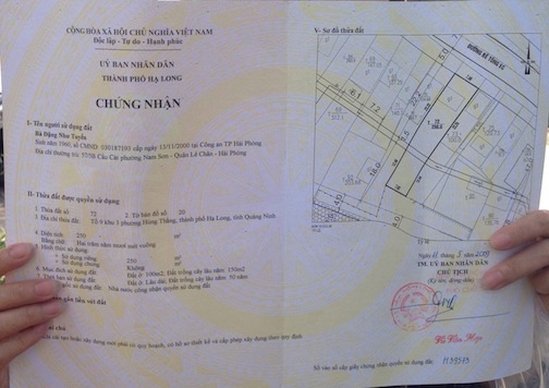 Sổ đỏ cấp cho người dân do ông Vũ Văn Hợp ký năm 2009 có dấu hiệu sai phạm.