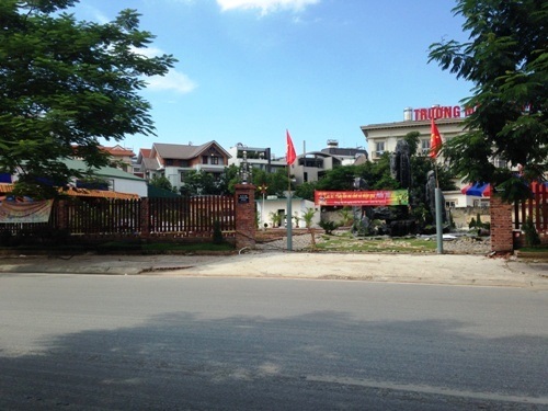 Ồ ạt xây dựng trái phép trên đất vàng được quy hoạch dự án.