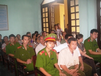 Phiên tòa xét xử lần thứ 6 vụ dân kiện chủ tịch huyện.