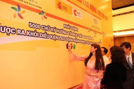 5.000 chữ ký đưa trẻ em thoát khỏi điều kiện lao động nguy hiểm - 1 5.000 chữ ký đưa trẻ em thoát khỏi điều kiện lao động nguy hiểm - 1