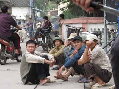 Giảm nghèo không chỉ là đưa tiền cho người nghèo - 2