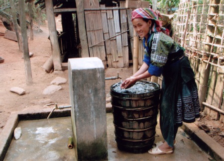 Giảm nghèo không chỉ là đưa tiền cho người nghèo - 1