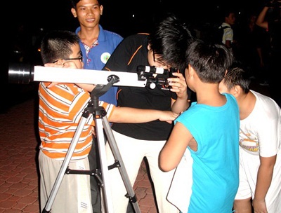 Giới trẻ hào hứng đón đợi nguyệt thực dài nhất thế kỷ - 1 Giới trẻ hào hứng đón đợi nguyệt thực dài nhất thế kỷ - 1