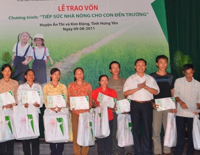 60 hộ nông dân có con học giỏi được hỗ trợ vốn làm ăn - 1 60 hộ nông dân có con học giỏi được hỗ trợ vốn làm ăn - 1