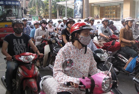 Hà Nội: Nắng nóng gay gắt, ngoài trời có thể vượt 40 độ - 1 Hà Nội: Nắng nóng gay gắt, ngoài trời có thể vượt 40 độ - 1