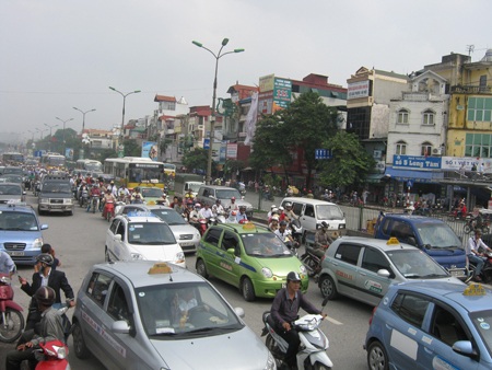 Nhiều phương tiện giao thông vẫn... “phá làn” - 1