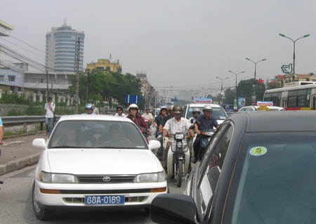 Nhiều phương tiện giao thông vẫn... “phá làn” - 2