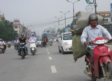 Nhiều phương tiện giao thông vẫn... “phá làn” - 4