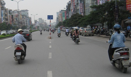 Nhiều phương tiện giao thông vẫn... “phá làn” - 5