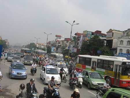 Nhiều phương tiện giao thông vẫn... “phá làn” - 3