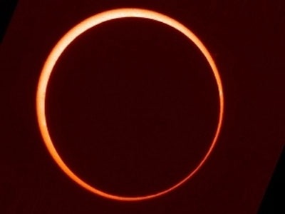 Đón chờ nhật thực một phần hình khuyên