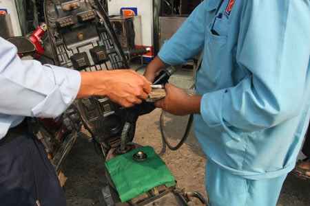 Tổng kiểm tra chất lượng xăng dầu sau nghi án xăng pha - 1 Tổng kiểm tra chất lượng xăng dầu sau nghi án xăng pha - 1