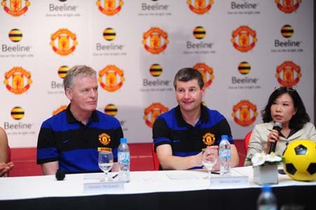 CĐV Việt Nam háo hức đón chiếc Cup Premier League thứ 19 của MU