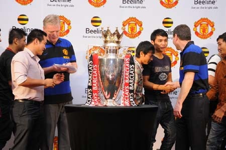 CĐV Việt Nam háo hức đón chiếc Cup Premier League thứ 19 của MU