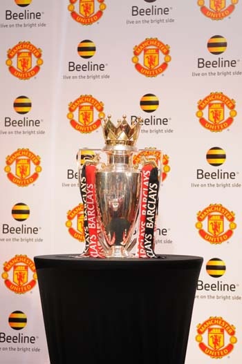 CĐV Việt Nam háo hức đón chiếc Cup Premier League thứ 19 của MU