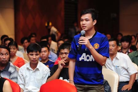 CĐV Việt Nam háo hức đón chiếc Cup Premier League thứ 19 của MU