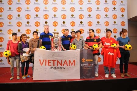CĐV Việt Nam háo hức đón chiếc Cup Premier League thứ 19 của MU