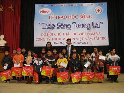 Thêm 200 suất học bổng trao tặng học sinh nghèo học giỏi - 1 Thêm 200 suất học bổng trao tặng học sinh nghèo học giỏi - 1